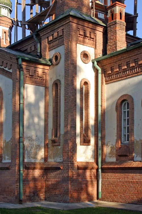 Бауска. Церковь Георгия Победоносца. архитектурные детали, Угловая симметрия
