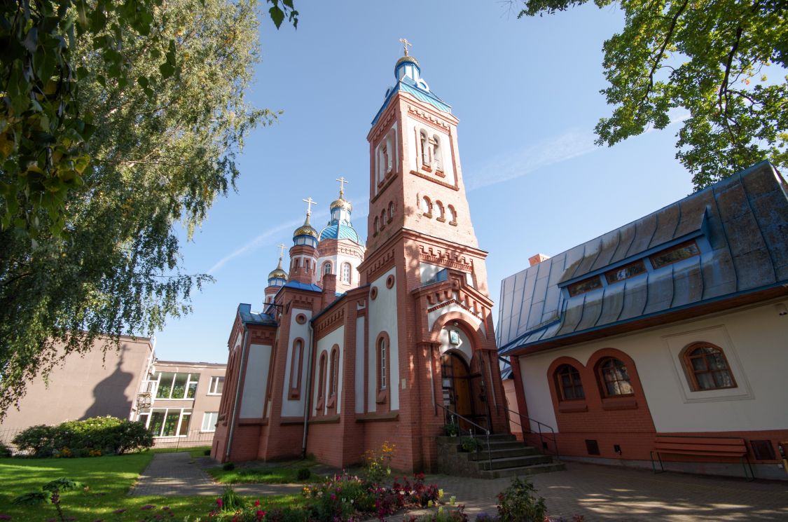 Церковь Георгия Победоносца, Бауска (Бауский край, Латвия). фасады, Новые золочёные купола церкви.