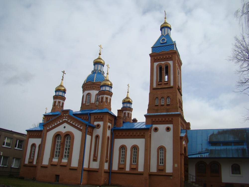 Латвия, Бауский край, Бауска. Церковь Георгия Победоносца, фотография. фасады, Вид с левой стороны