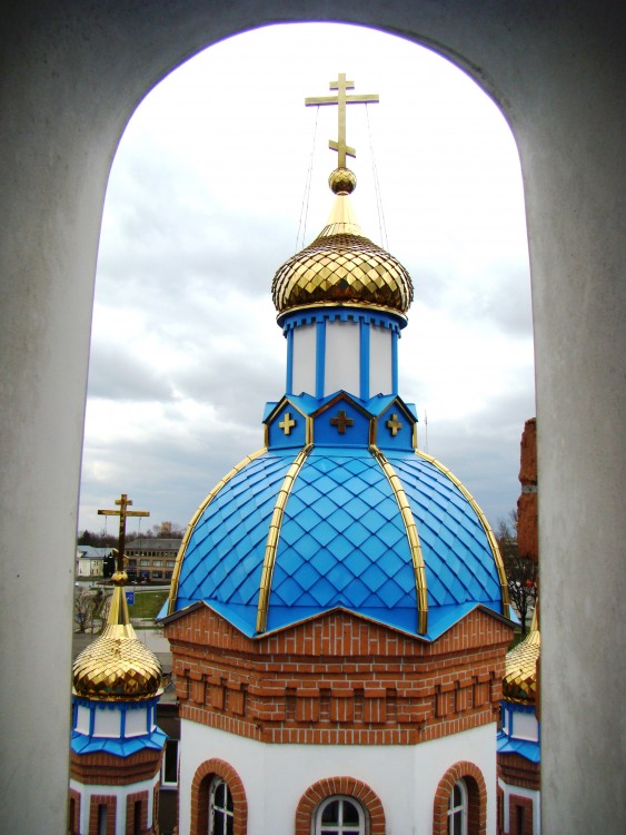Церковь Георгия Победоносца, Бауска (Бауский край, Латвия). фасады, Главный купол с крестом. Вид с окна колокольни церкви.
