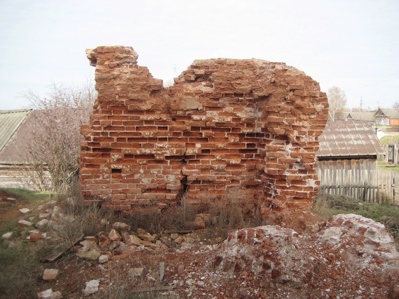Церковь Троицы Живоначальной, Троицкое 1-е (Вадский район, Нижегородская область). интерьер и убранство, Разрушенная западная стена трапезной