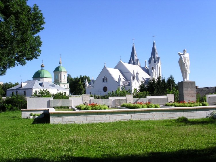 Церковь Успения Пресвятой Богородицы, Бар (Жмеринский район, Украина, Винницкая область). общий вид в ландшафте, Церковь расположена по соседству с католическим костелом