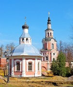 Донской монастырь. Церковь Георгия Победоносца, Донской монастырь.Церковь Георгия Победоносца.На втором плане церковь иконы Божией Матери Тихвинская.<br>, Москва, Южный административный округ (ЮАО), г. Москва