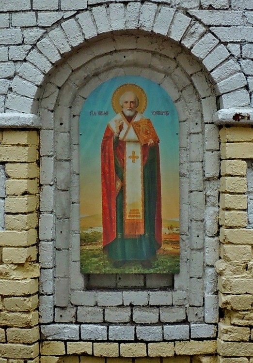 Старообрядческая церковь Николая Чудотворца бывш. Свято-Никольской общины, Басманный (Центральный административный округ (ЦАО), г. Москва). архитектурные детали, Киот с иконой Николая Чудотворца на апсиде собора Николая Чудотворца Свято-Никольской старообрядческой общины в Москве.