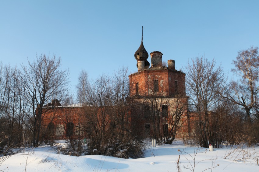 Печелки. Церковь Рождества Пресвятой Богородицы. общий вид в ландшафте