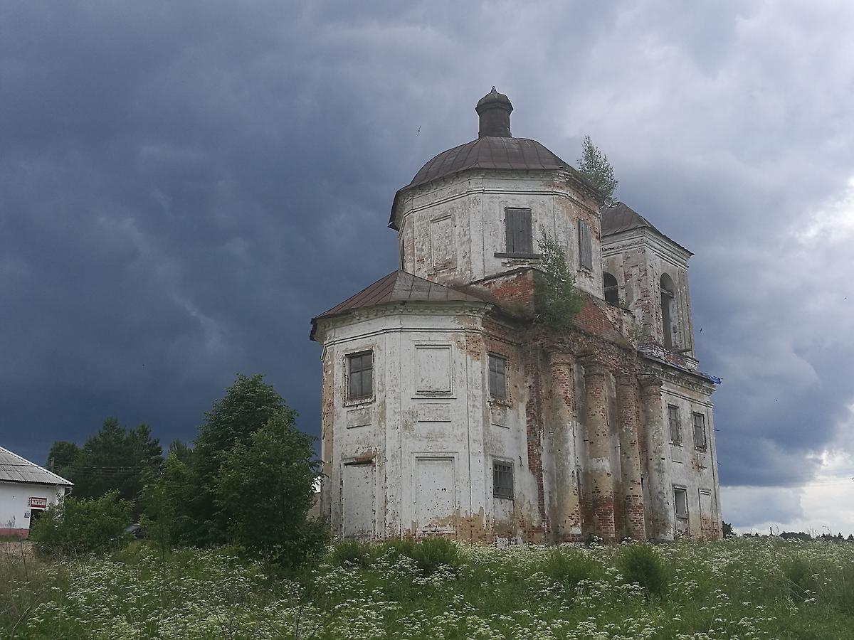 общий вид в ландшафте. Церковь Сошествия Святого Духа, Неверково (Борисоглебский район, Ярославская область)