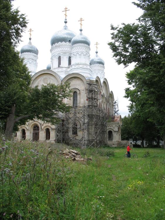 Воскресенский Федоровский мужской монастырь. Собор Успения Пресвятой Богородицы, Сергеево (Шуйский район, Ивановская область). общий вид в ландшафте, Успенский собор (1897-1905). Архитектор П.Г.Беген. Вид с запада