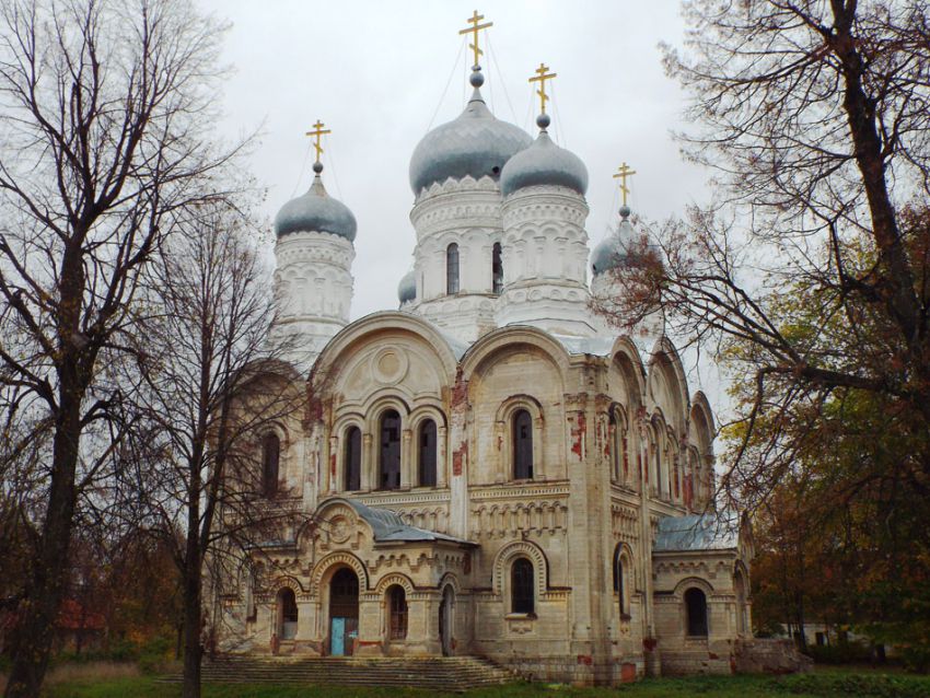 Сергеево. Воскресенский Федоровский мужской монастырь. Собор Успения Пресвятой Богородицы. общий вид в ландшафте