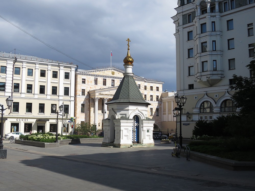 Часовня Рождества Пресвятой Богородицы в Столешниках, Тверской (Центральный административный округ (ЦАО), г. Москва). общий вид в ландшафте