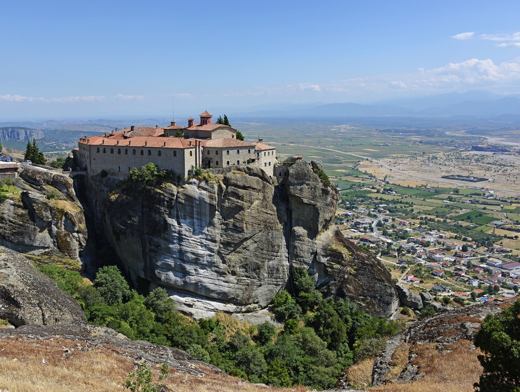 Монастырь Святого Стефана, Метеоры (Μετέωρα) (Фессалия (Θεσσαλία), Греция). общий вид в ландшафте