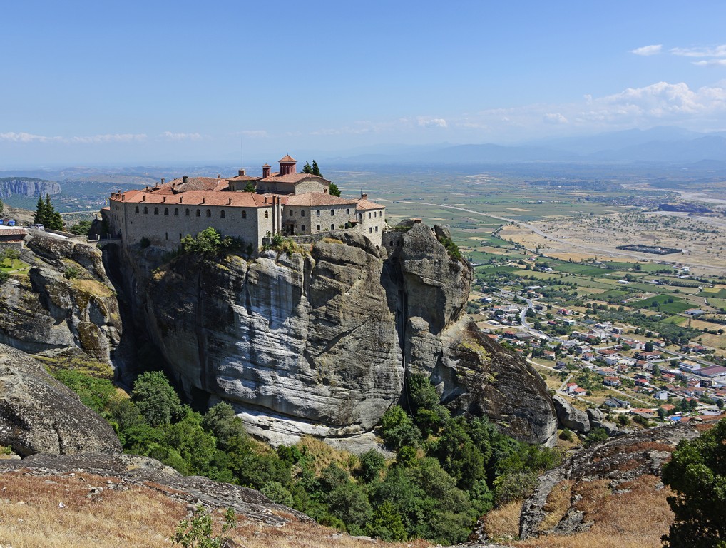 Метеоры (Μετέωρα). Монастырь Святого Стефана. общий вид в ландшафте