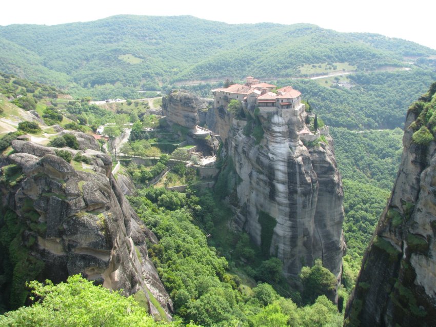 Святого Варлаама (Всех Святых), монастырь, Метеоры (Μετέωρα) (Фессалия (Θεσσαλία), Греция). общий вид в ландшафте