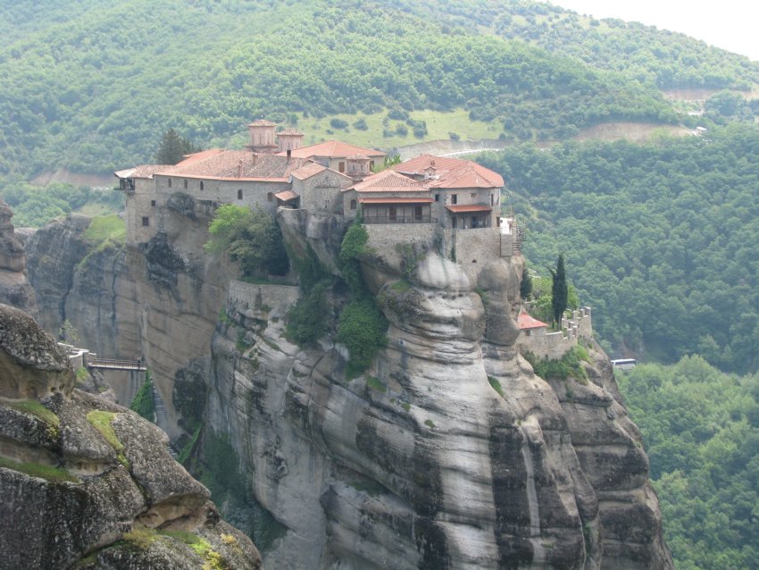 Святого Варлаама (Всех Святых), монастырь, Метеоры (Μετέωρα) (Фессалия (Θεσσαλία), Греция). общий вид в ландшафте