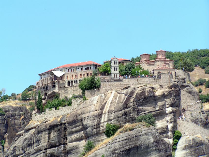 Святого Варлаама (Всех Святых), монастырь, Метеоры (Μετέωρα) (Фессалия (Θεσσαλία), Греция). общий вид в ландшафте