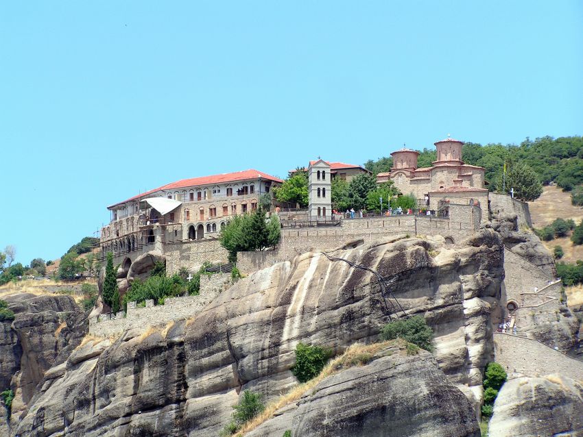 Метеоры (Μετέωρα). Святого Варлаама (Всех Святых), монастырь. общий вид в ландшафте