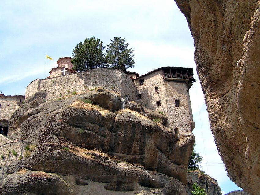 Святого Варлаама (Всех Святых), монастырь, Метеоры (Μετέωρα) (Фессалия (Θεσσαλία), Греция). общий вид в ландшафте