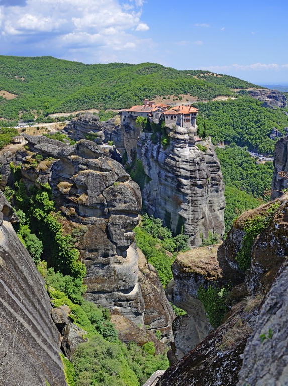Святого Варлаама (Всех Святых), монастырь, Метеоры (Μετέωρα) (Фессалия (Θεσσαλία), Греция). общий вид в ландшафте