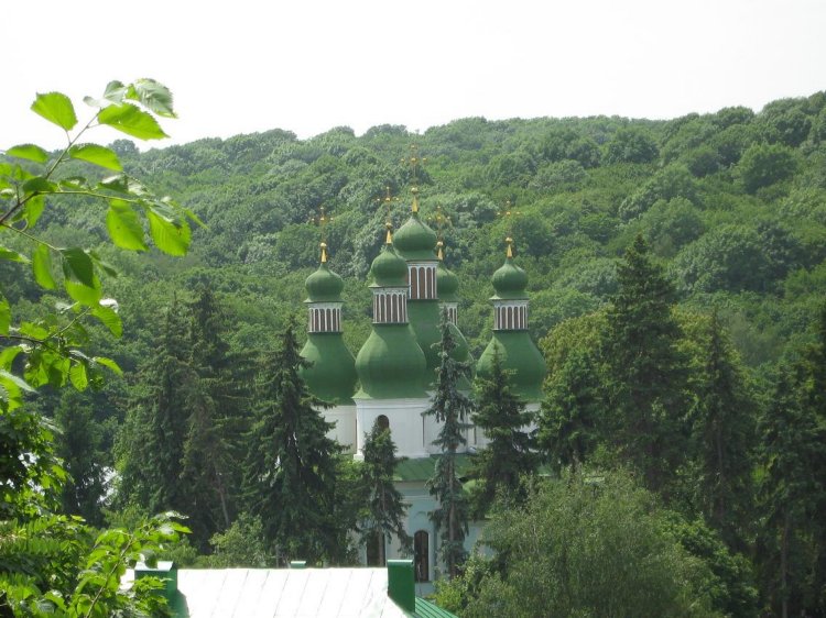 Троицкий мужской монастырь (Китаевская пустынь), Китаев (Голосеевский район, Украина, г. Киев). общий вид в ландшафте, Вид из входа в пещеры на церковь Святой Троицы 