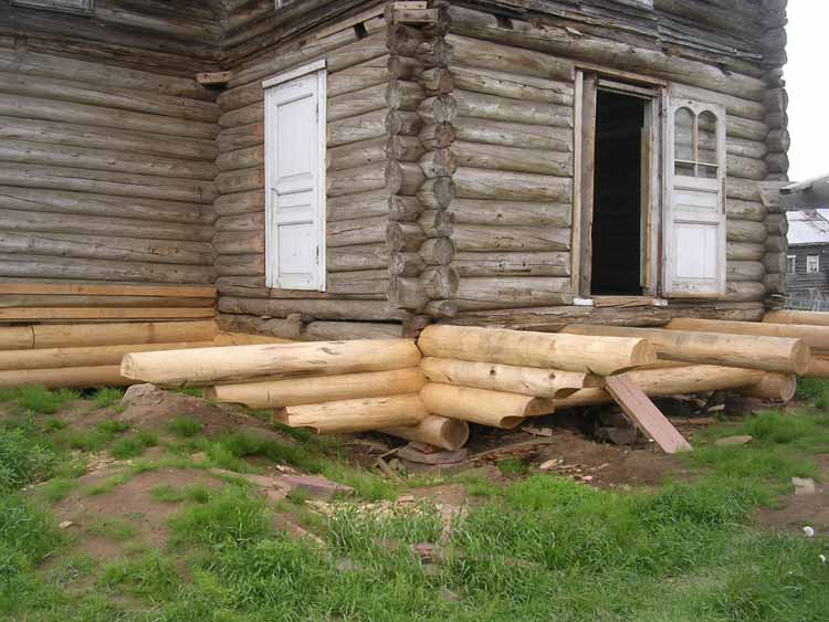Церковь Успения Пресвятой Богородицы, Варзуга (Терский район, Мурманская область). архитектурные детали, Заменены нижние венцы с выпускными бревнами, на которых восстанавливается гульбище XVII века.