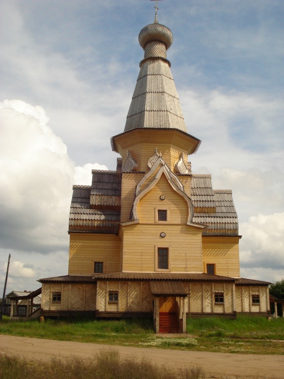 Варзуга. Церковь Успения Пресвятой Богородицы. фасады, обшита летом 2011 года.