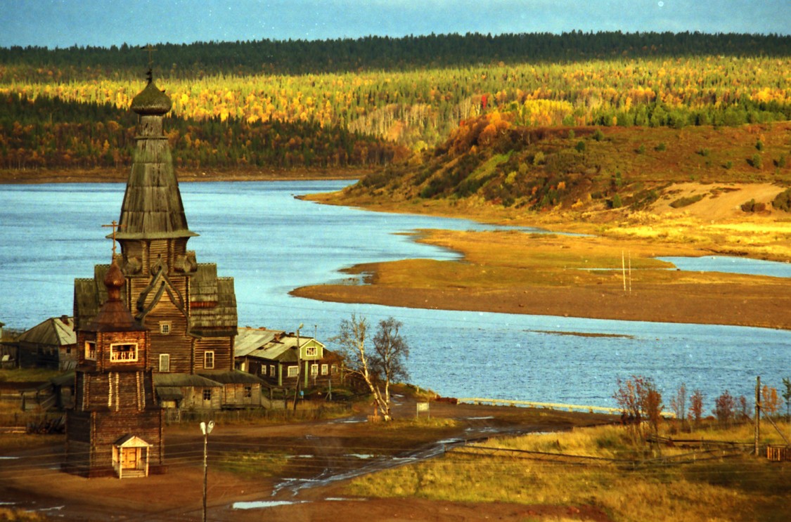 Церковь Успения Пресвятой Богородицы, Варзуга (Терский район, Мурманская область). общий вид в ландшафте