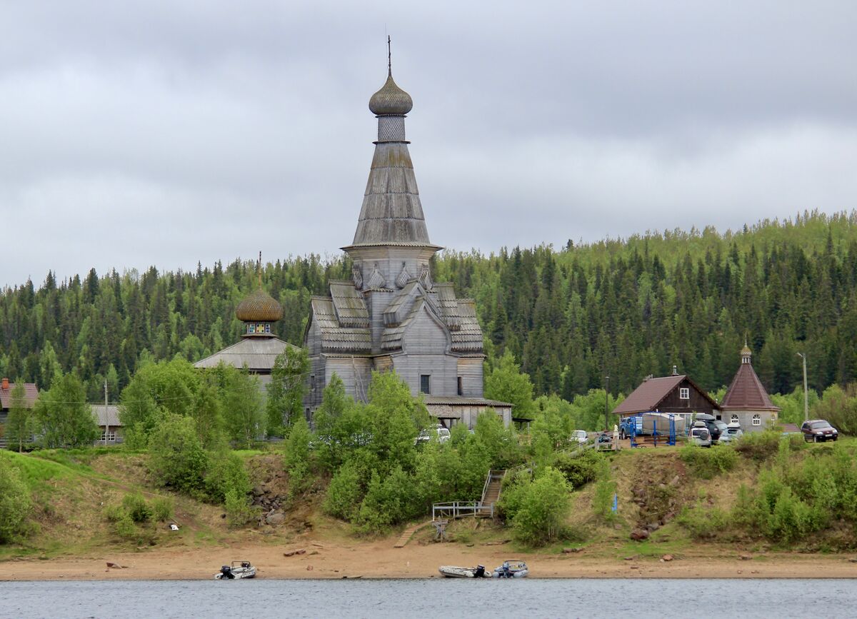 Церковь Успения Пресвятой Богородицы, Варзуга (Терский район, Мурманская область). общий вид в ландшафте, Вид с реки