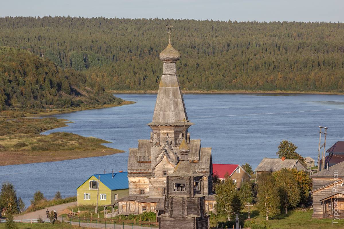 Церковь Успения Пресвятой Богородицы, Варзуга (Терский район, Мурманская область). фасады, Вид со смотровой площадки от школы
