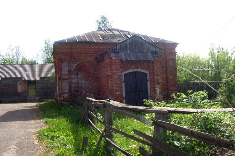 Церковь Петра и Павла, Новописцово (Вичугский район, Ивановская область). дополнительная информация, Фамильный склеп купцов Клюшниковых, пожертвовавших деньги на строительство храма.