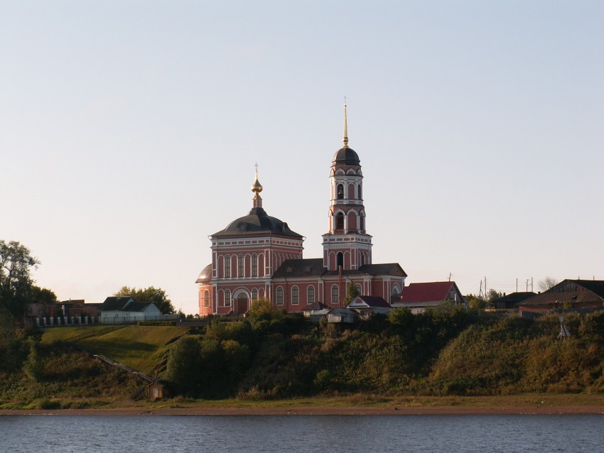 Церковь Троицы Живоначальной, Нижние Муллы (Пермский район, Пермский край). общий вид в ландшафте, вид с реки Камы на храм