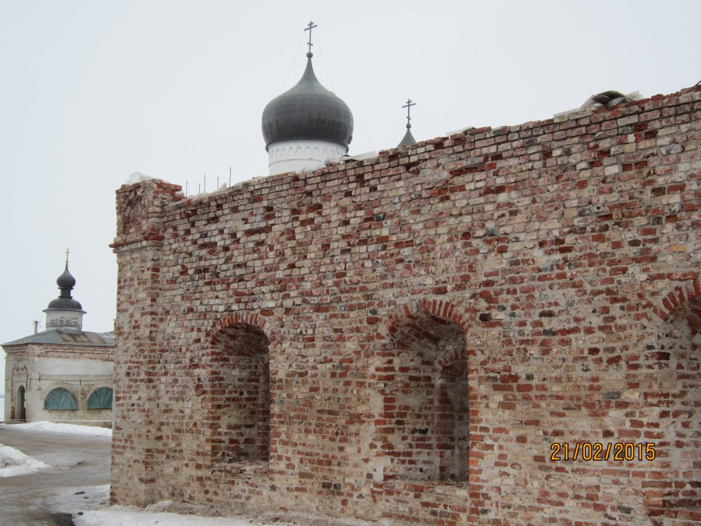 Сельцо. Троицкий Михаило-Клопский монастырь. Церковь Николая Чудотворца. архитектурные детали, Недостроенный новодел трапезной из б/у кирпича от разборки других строений.