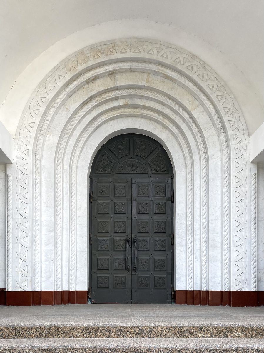 Южный портал, архитектурные детали. Кафедральный собор Воскресения Христова, Ханты-Мансийск (Ханты-Мансийский район и г. Ханты-Мансийск, Ханты-Мансийский автономный округ)