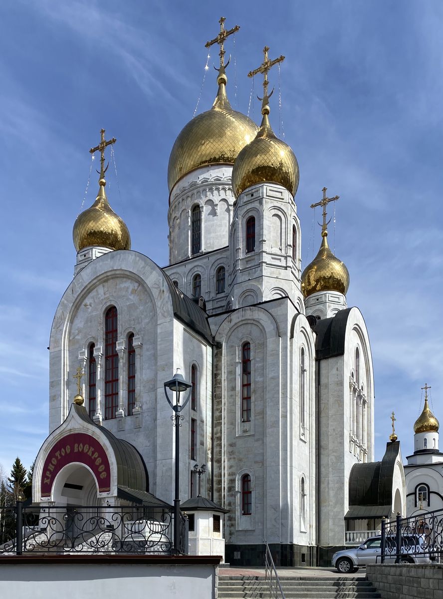 Вид с юго-запада, фасады. Кафедральный собор Воскресения Христова, Ханты-Мансийск (Ханты-Мансийский район и г. Ханты-Мансийск, Ханты-Мансийский автономный округ)