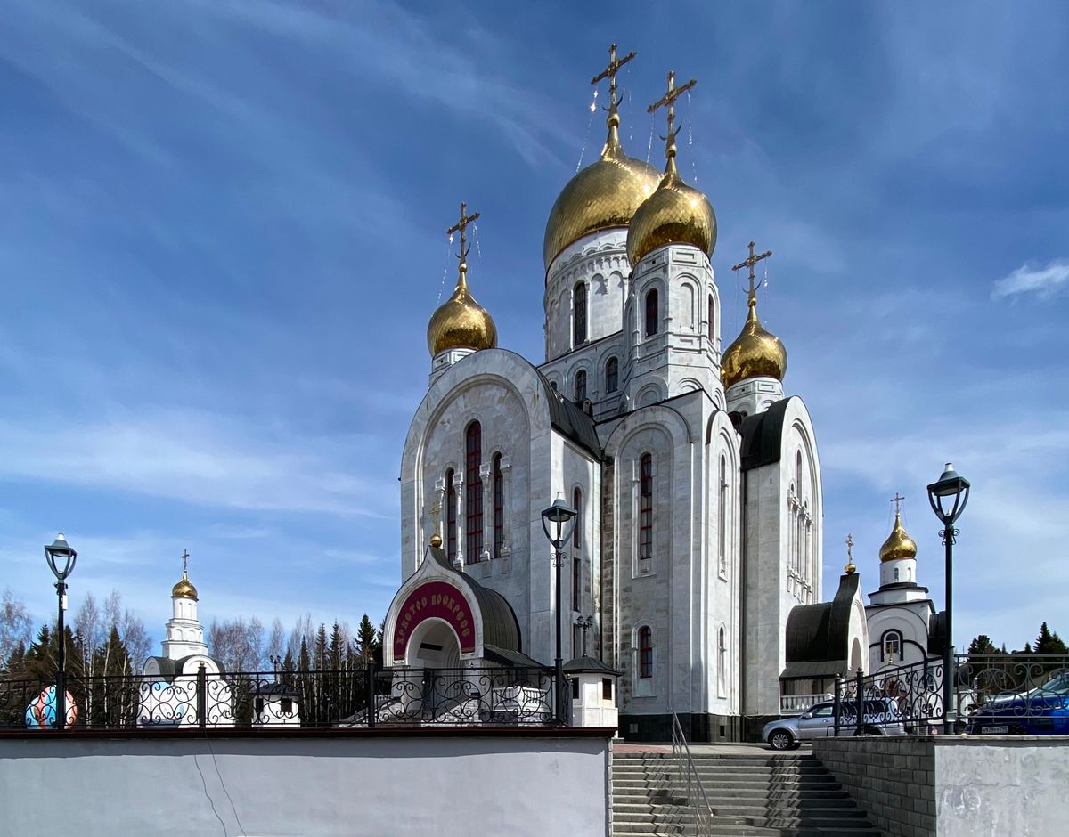 Общий вид с юго-запада, общий вид в ландшафте. Кафедральный собор Воскресения Христова, Ханты-Мансийск (Ханты-Мансийский район и г. Ханты-Мансийск, Ханты-Мансийский автономный округ)