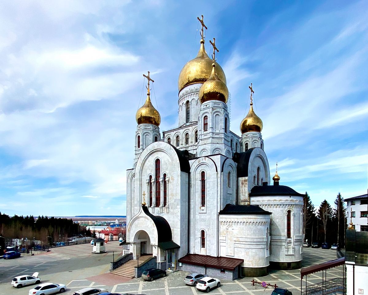 Вид с юго-востока, фасады. Кафедральный собор Воскресения Христова, Ханты-Мансийск (Ханты-Мансийский район и г. Ханты-Мансийск, Ханты-Мансийский автономный округ)