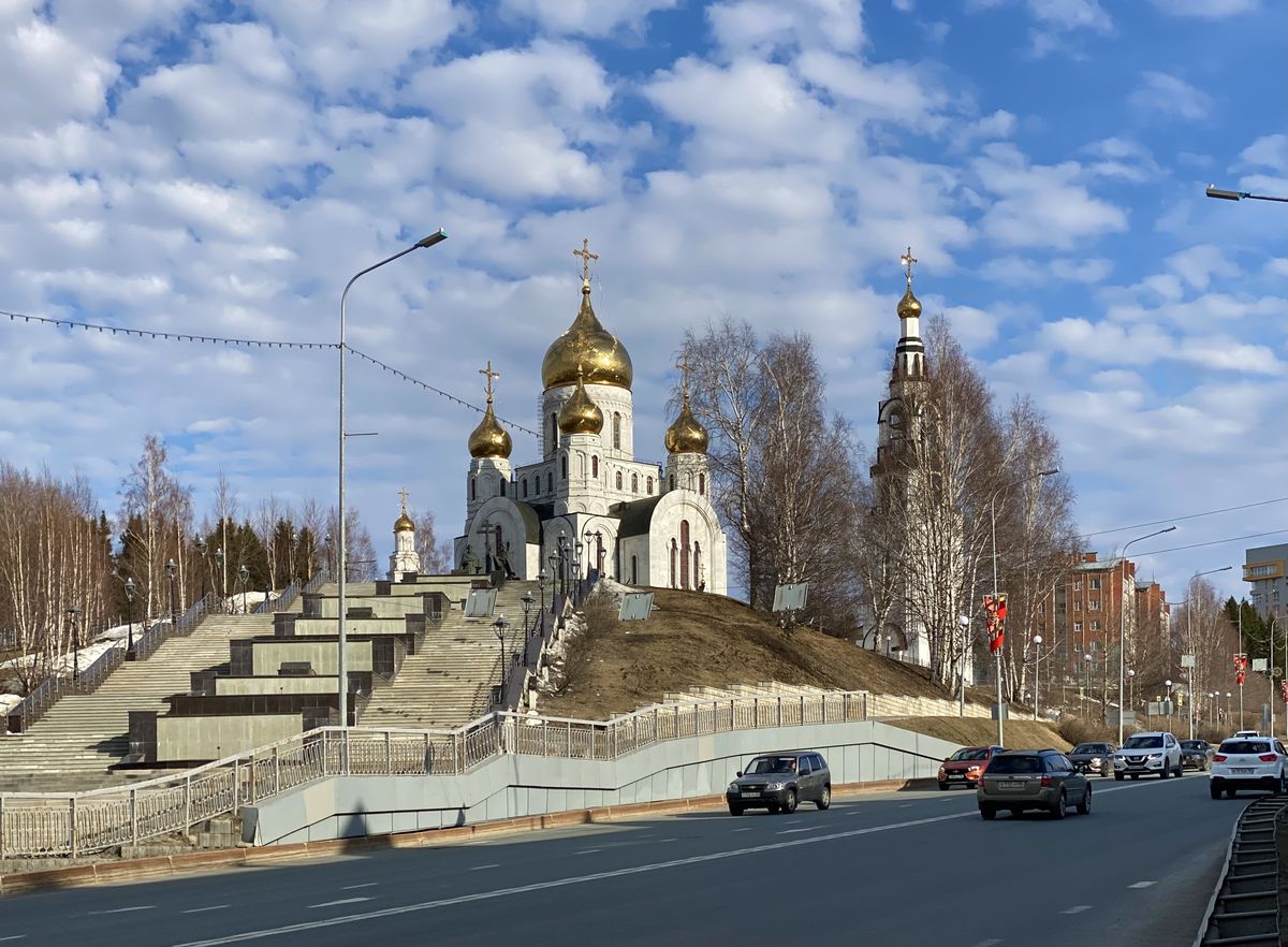 Вид через ул. Гагарина, общий вид в ландшафте. Кафедральный собор Воскресения Христова, Ханты-Мансийск (Ханты-Мансийский район и г. Ханты-Мансийск, Ханты-Мансийский автономный округ)