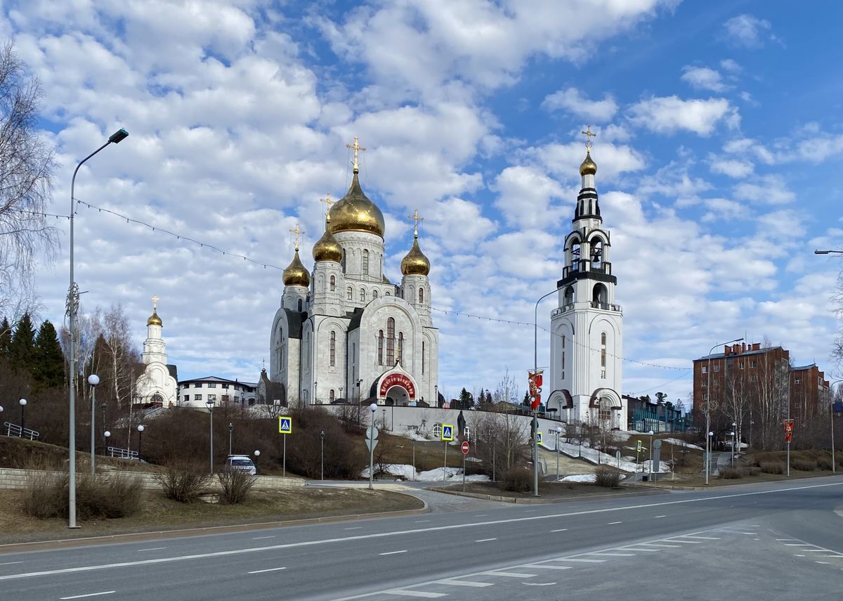 Вид от стелы города трудовой доблести, общий вид в ландшафте. Кафедральный собор Воскресения Христова, Ханты-Мансийск (Ханты-Мансийский район и г. Ханты-Мансийск, Ханты-Мансийский автономный округ)