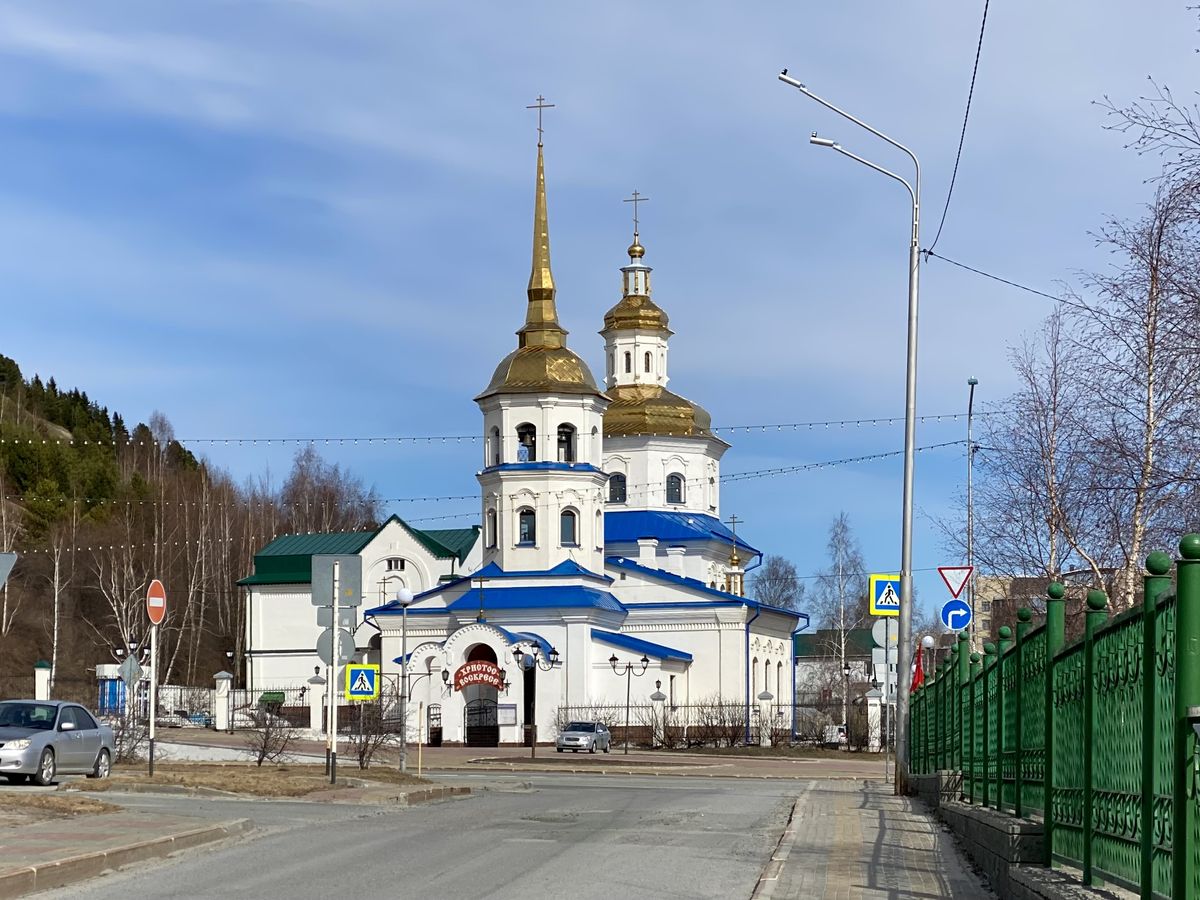 Церковь Покрова Пресвятой Богородицы в Самарове (новая), Ханты-Мансийск (Ханты-Мансийский район и г. Ханты-Мансийск, Ханты-Мансийский автономный округ). общий вид в ландшафте, Вид с ул. Кирова