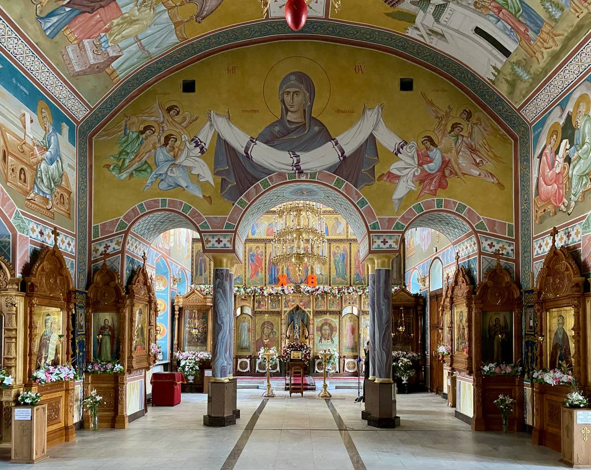 Церковь Покрова Пресвятой Богородицы в Самарове (новая), Ханты-Мансийск (Ханты-Мансийский район и г. Ханты-Мансийск, Ханты-Мансийский автономный округ). интерьер и убранство, Интерьер, вид от входа