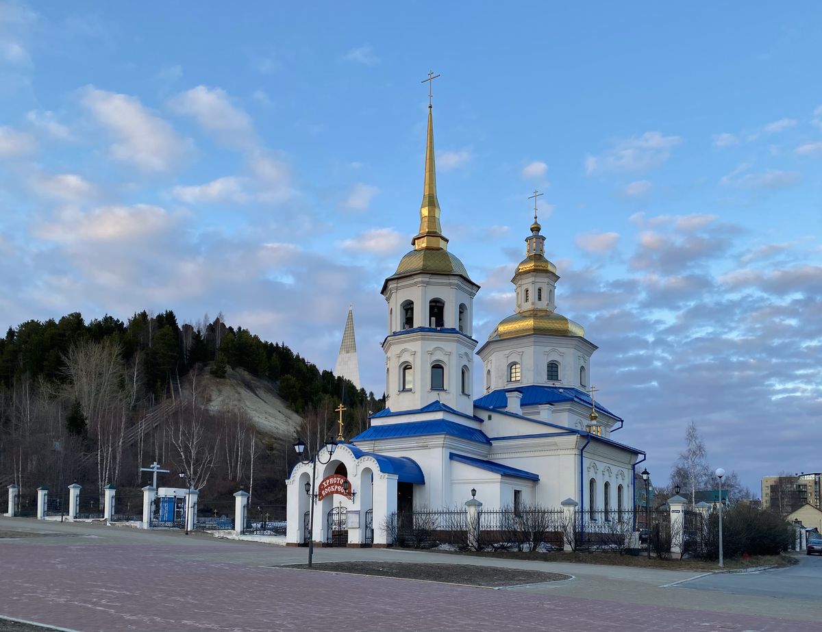 Церковь Покрова Пресвятой Богородицы в Самарове (новая), Ханты-Мансийск (Ханты-Мансийский район и г. Ханты-Мансийск, Ханты-Мансийский автономный округ). общий вид в ландшафте, Вид с юго-запада