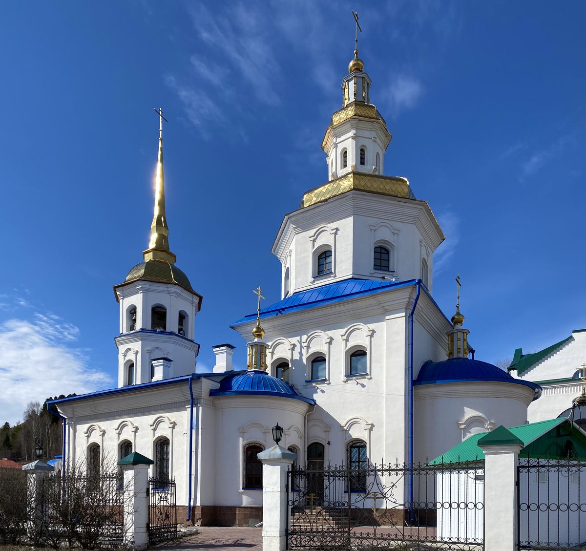 Церковь Покрова Пресвятой Богородицы в Самарове (новая), Ханты-Мансийск (Ханты-Мансийский район и г. Ханты-Мансийск, Ханты-Мансийский автономный округ). фасады, Вид с юго-востока