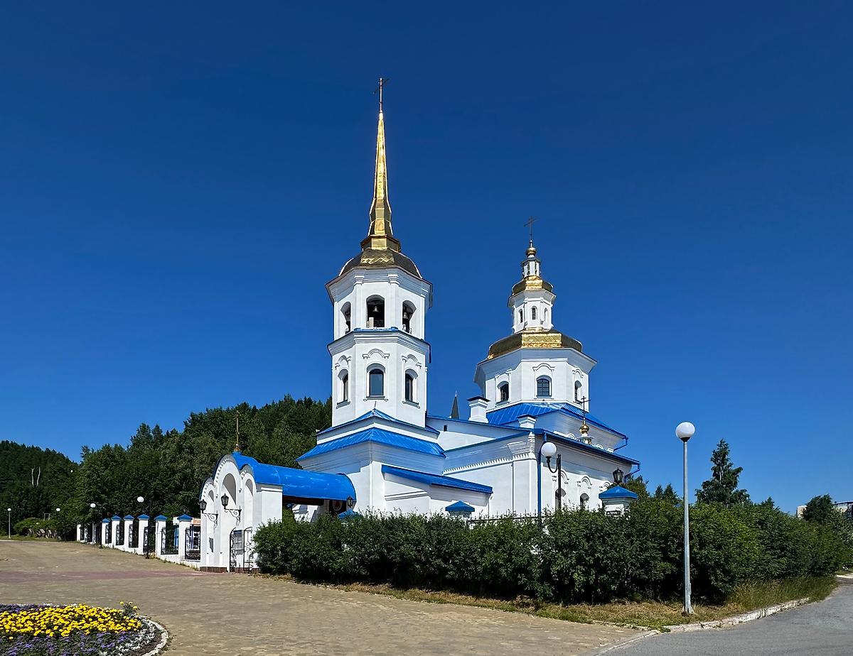 Вид с юго-запада, фасады. Церковь Покрова Пресвятой Богородицы в Самарове (новая), Ханты-Мансийск (Ханты-Мансийский район и г. Ханты-Мансийск, Ханты-Мансийский автономный округ)