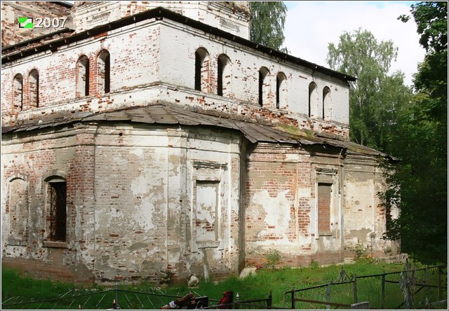 Церковь Преображения Господня, Смольнево (Киржачский район, Владимирская область). архитектурные детали, Галереи, окружающие четверик по второму ярусу и трехапсидная алтарная часть, вид с юго-востока
