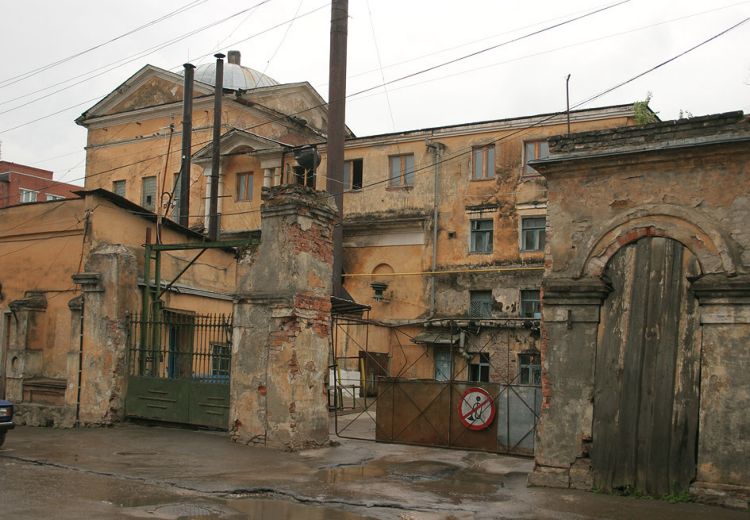 Калуга. Церковь Сошествия Святого Духа. общий вид в ландшафте