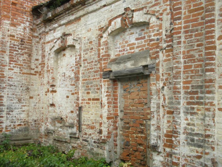 Церковь Успения Пресвятой Богородицы, Красный Городок (Ферзиковский район, Калужская область). архитектурные детали, Фрагмент северного фасада средней части храма