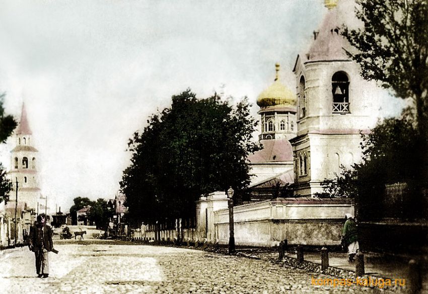 Церковь Калужской иконы Божией Матери при архиерейском доме, Калуга (Калуга, город, Калужская область). архивная фотография, Вид с запада. Храм при архиерейском доме - справа. На дальнем плане - Спасо-Слободская церковь (источник - http://kompas-kaluga.ru/historyitem/6465/)
