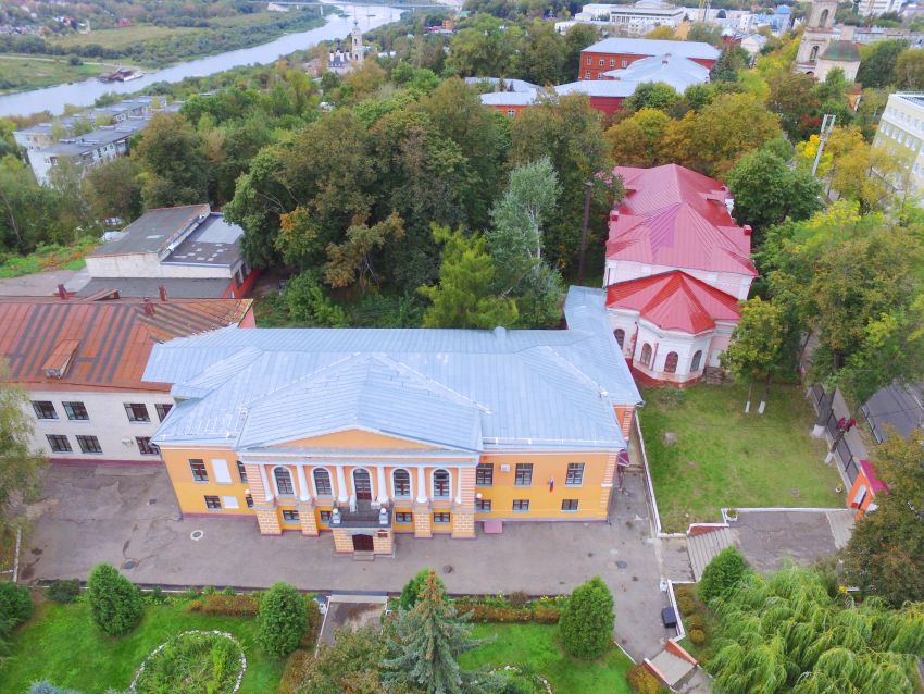 Калуга. Церковь Калужской иконы Божией Матери при архиерейском доме. общий вид в ландшафте, Вид с востока на бывший архиерейский дом и храм, фото с квадрокоптера