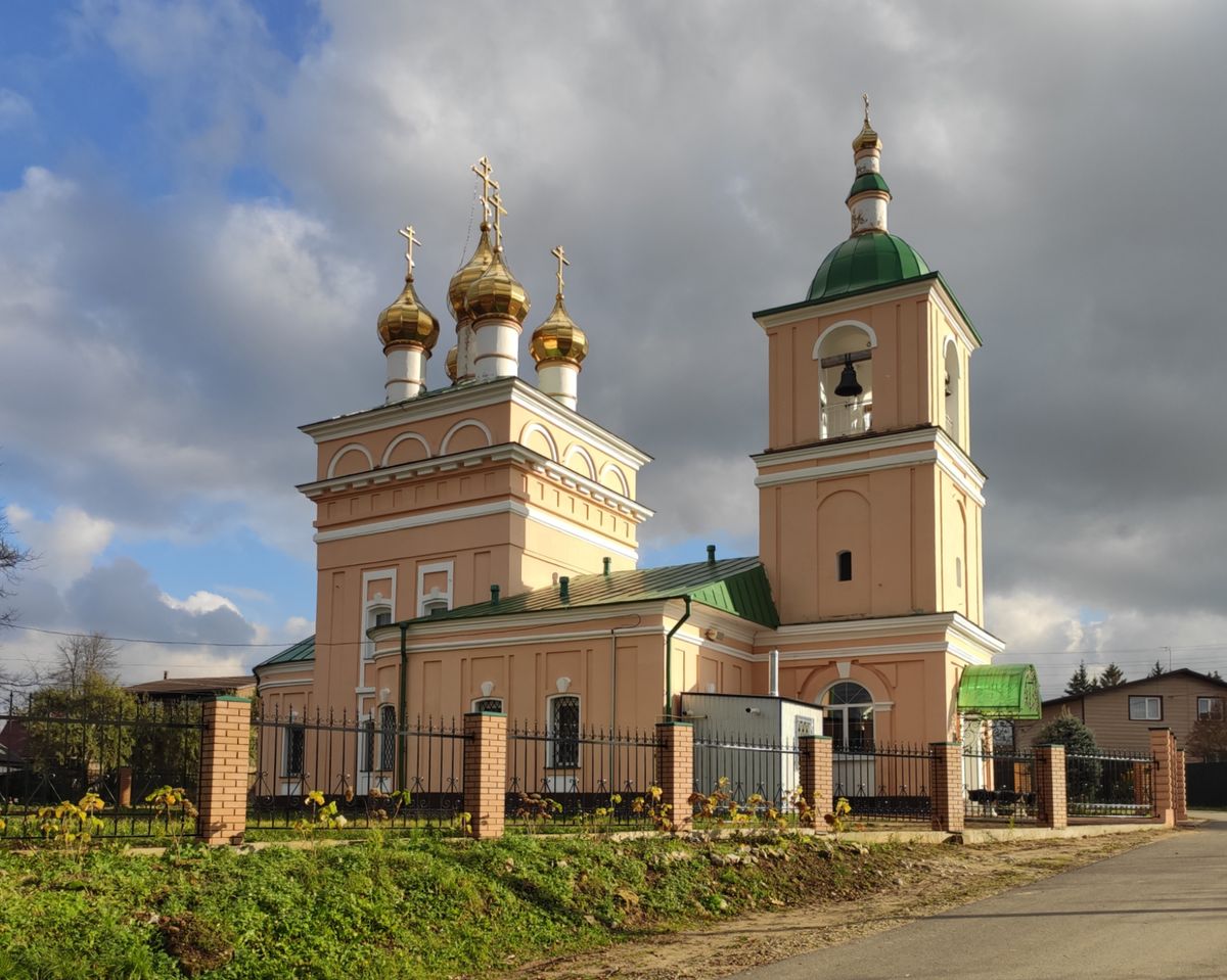 Церковь Рождества Иоанна Предтечи, Малоярославец (Малоярославецкий район, Калужская область). общий вид в ландшафте