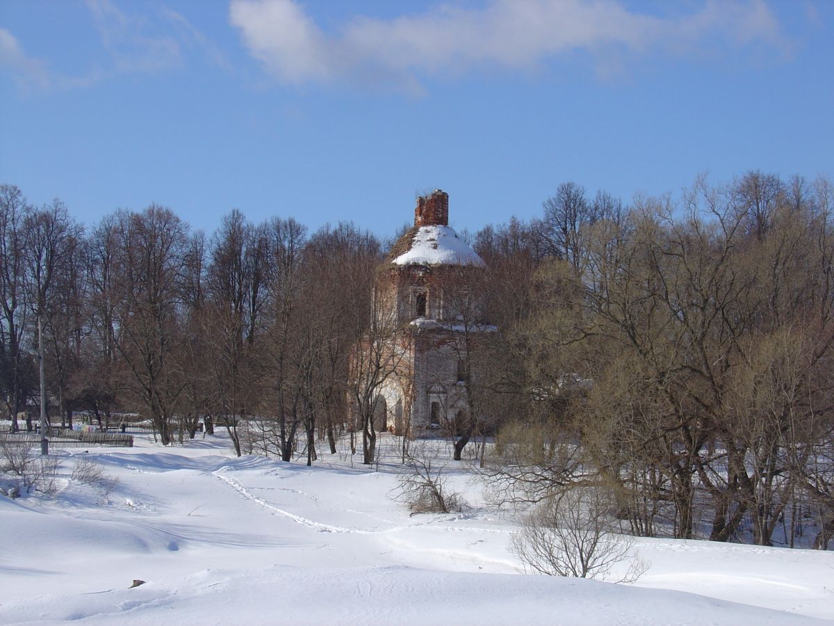 Церковь Введения во храм Пресвятой Богородицы, Уваровское (Боровский район, Калужская область). общий вид в ландшафте