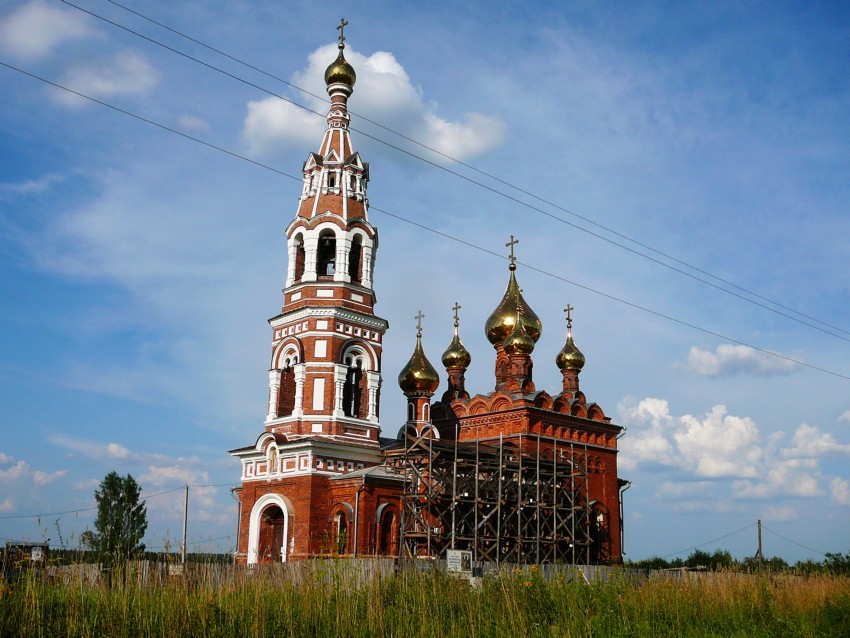 Красное. Церковь Михаила Архангела. общий вид в ландшафте