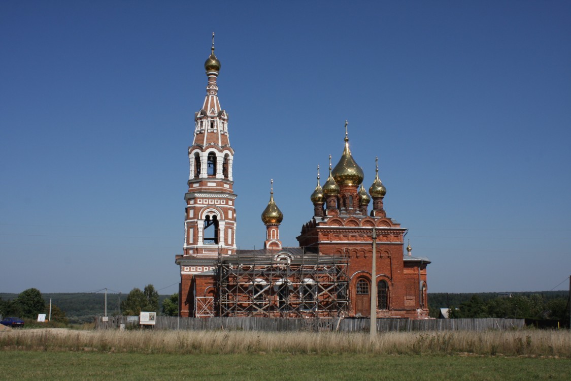 Церковь Михаила Архангела, Красное (Боровский район, Калужская область). общий вид в ландшафте